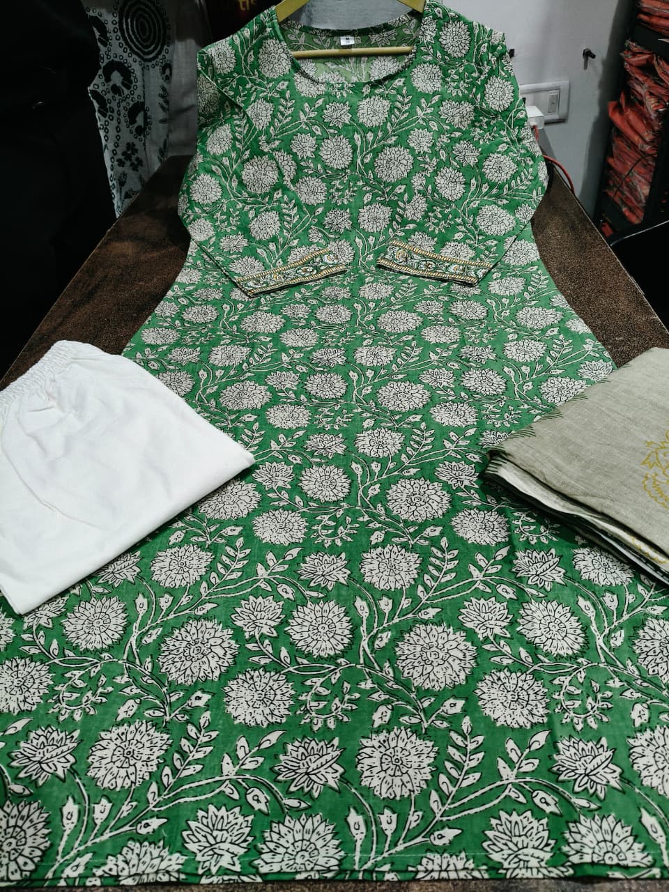 karisma Kapur Women’s Cotton Kurti Pant & Dupatta Set